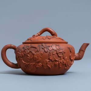 Een Chinese Yixing steengoed theepot met opgelegd floraal decor, Kangxi — foto 4
