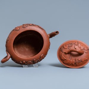Een Chinese Yixing steengoed theepot met opgelegd floraal decor, Kangxi — foto 6