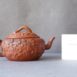 Een Chinese Yixing steengoed theepot met opgelegd floraal decor, Kangxi — foto 9
