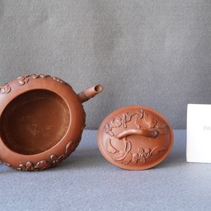 Een Chinese Yixing steengoed theepot met opgelegd floraal decor, Kangxi — foto 10