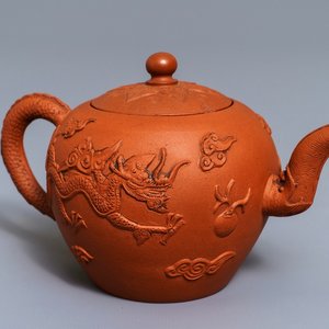 Een Chinese Yixing steengoed theepot met reliëfdecor van draken, Kangxi — foto 1