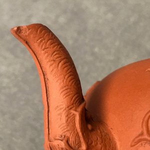 Een Chinese Yixing steengoed theepot met reliëfdecor van draken, Kangxi — foto 13
