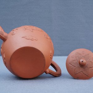 Een Chinese Yixing steengoed theepot met reliëfdecor van draken, Kangxi — foto 18