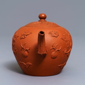 Een Chinese Yixing steengoed theepot met reliëfdecor van draken, Kangxi — foto 3