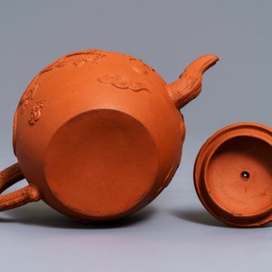 Een Chinese Yixing steengoed theepot met reliëfdecor van draken, Kangxi — foto 7