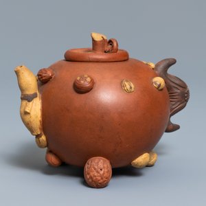 Een Chinese Yixing steengoed theepot met reliëfdecor van vruchten en noten, reliëfmerk, 19e eeuw — foto 2
