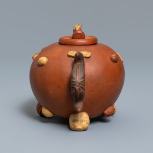 Een Chinese Yixing steengoed theepot met reliëfdecor van vruchten en noten, reliëfmerk, 19e eeuw — foto 4