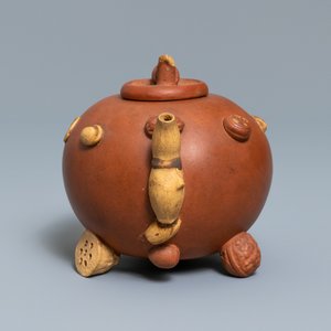 Een Chinese Yixing steengoed theepot met reliëfdecor van vruchten en noten, reliëfmerk, 19e eeuw — foto 6