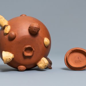 Een Chinese Yixing steengoed theepot met reliëfdecor van vruchten en noten, reliëfmerk, 19e eeuw — foto 8