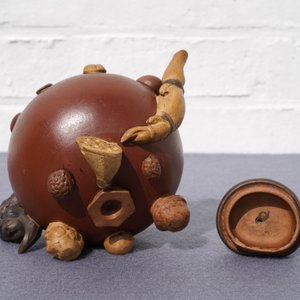 Een Chinese Yixing steengoed theepot met reliëfdecor van vruchten en noten, Shao Er Quan merk, Daoguang — foto 13