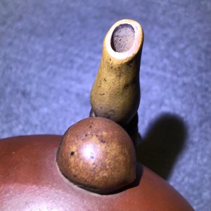 Een Chinese Yixing steengoed theepot met reliëfdecor van vruchten en noten, Shao Er Quan merk, Daoguang — foto 22