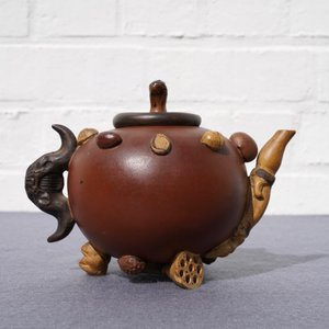 Een Chinese Yixing steengoed theepot met reliëfdecor van vruchten en noten, Shao Er Quan merk, Daoguang — foto 8