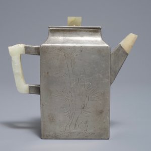 Een Chinese Yixing steengoed theepot met tinnen wand en jade opzet, 19e eeuw — foto 3