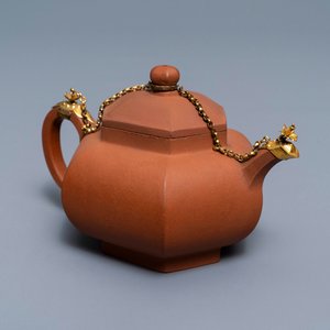 Een Chinese Yixing steengoed theepot met vergulde monturen, Kangxi — foto 1