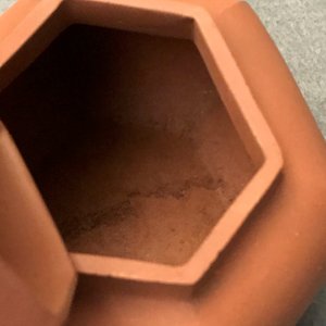 Een Chinese Yixing steengoed theepot met vergulde monturen, Kangxi — foto 11