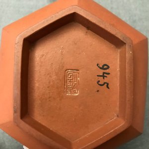 Een Chinese Yixing steengoed theepot met vergulde monturen, Kangxi — foto 19