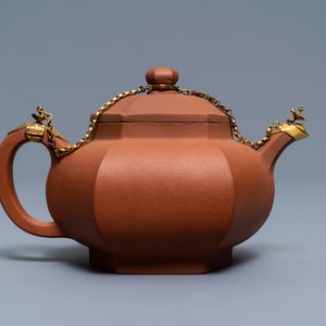 Een Chinese Yixing steengoed theepot met vergulde monturen, Kangxi — foto 2