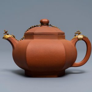 Een Chinese Yixing steengoed theepot met vergulde monturen, Kangxi — foto 3