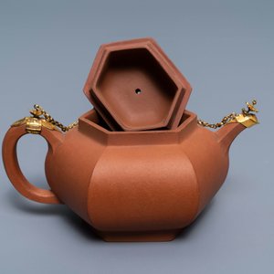Een Chinese Yixing steengoed theepot met vergulde monturen, Kangxi — foto 6