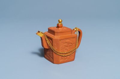 Een Chinese Yixing steengoed theepot met vergulde montuur, Kangxi