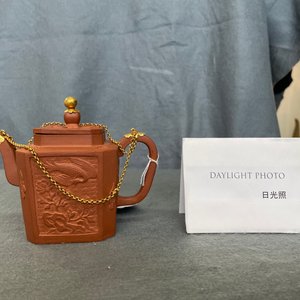 Een Chinese Yixing steengoed theepot met vergulde montuur, Kangxi — foto 17