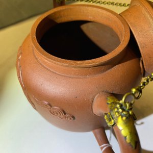 Een Chinese Yixing steengoed theepot met vergulde montuur, Kangxi — foto 12