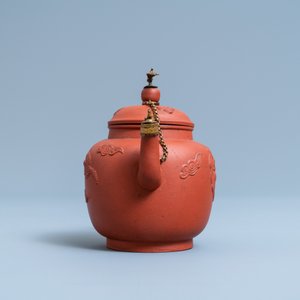 Een Chinese Yixing steengoed theepot met vergulde montuur, Kangxi — foto 3