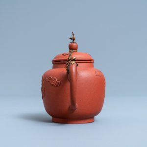 Een Chinese Yixing steengoed theepot met vergulde montuur, Kangxi — foto 5
