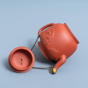 Een Chinese Yixing steengoed theepot met vergulde montuur, Kangxi — foto 8