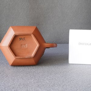 Een Chinese Yixing steengoed theepot met vergulde montuur, Kangxi — foto 14