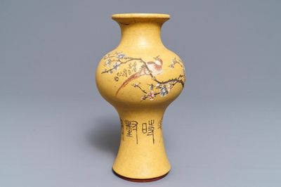 Een Chinese Yixing steengoed vaas, gesign. Ren Ganting, reliëfmerk, 20e eeuw