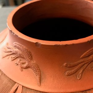 Een Chinese Yixing steengoed vaas met reliëfdecor, Kangxi — foto 11