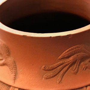 Een Chinese Yixing steengoed vaas met reliëfdecor, Kangxi — foto 13