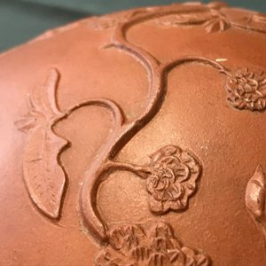 Een Chinese Yixing steengoed vaas met reliëfdecor, Kangxi — foto 15