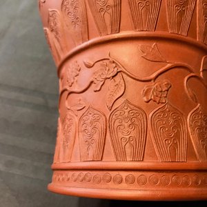 Een Chinese Yixing steengoed vaas met reliëfdecor, Kangxi — foto 19
