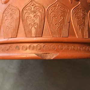 Een Chinese Yixing steengoed vaas met reliëfdecor, Kangxi — foto 24