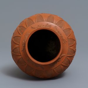 Een Chinese Yixing steengoed vaas met reliëfdecor, Kangxi — foto 5