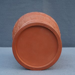 Een Chinese Yixing steengoed vaas met reliëfdecor, Kangxi — foto 9
