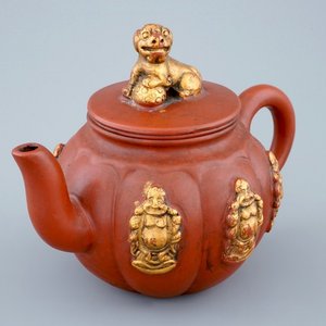 Een Chinese Yixing theepot, 19/20e eeuw — foto 1