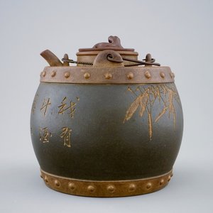 Een Chinese yixing theepot met deksel en binnenstuk met inscriptie, 20e eeuw — foto 1
