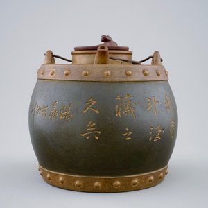 Een Chinese yixing theepot met deksel en binnenstuk met inscriptie, 20e eeuw — foto 2