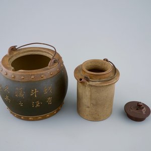 Een Chinese yixing theepot met deksel en binnenstuk met inscriptie, 20e eeuw — foto 6