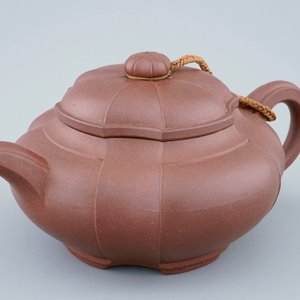 Een Chinese Yixing theepot met deksel gesgineerd Pa Kua, Zhou Guizhen, 20e eeuw — foto 1