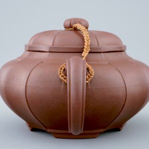 Een Chinese Yixing theepot met deksel gesgineerd Pa Kua, Zhou Guizhen, 20e eeuw — foto 3