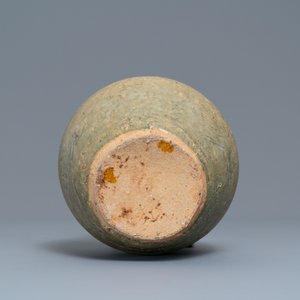 Een Chinese Yue kan met tuit in de vorm van een kippenhoofd, Jin Dynastie, 3/5e eeuw — foto 8