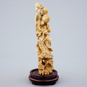 Een Chinese zeepsteen figuur van Boeddha met lachende jongens, 19/20e eeuw — foto 4