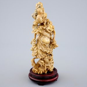 Een Chinese zeepsteen figuur van Boeddha met lachende jongens, 19/20e eeuw — foto 7
