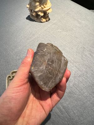 Een Chinese zeepstenen en een kristallen figuur van Guanyin en een jade 'chilong' plaquette, 19e eeuw — foto 13