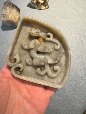 Een Chinese zeepstenen en een kristallen figuur van Guanyin en een jade 'chilong' plaquette, 19e eeuw — foto 2
