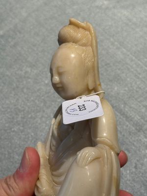 Een Chinese zeepstenen en een kristallen figuur van Guanyin en een jade 'chilong' plaquette, 19e eeuw — foto 21